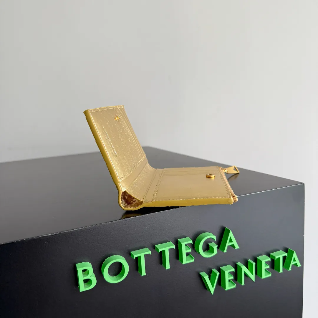 Batch 960 of BOTTEGA VENETA’s new woven small wallets are now shipping! ! ! 🥰🥰Made of carefully selected first-layer sheepskin fabric, this small luxury wallet has an elegant appearance and is also full of practicality. It can store change, driver's license and various cards at the same time. It is so small that it can be put in your pocket and carried with you. It is really convenient [Applause][Applause] Style No.: 667468 Size: 14.5*9.3*2cm